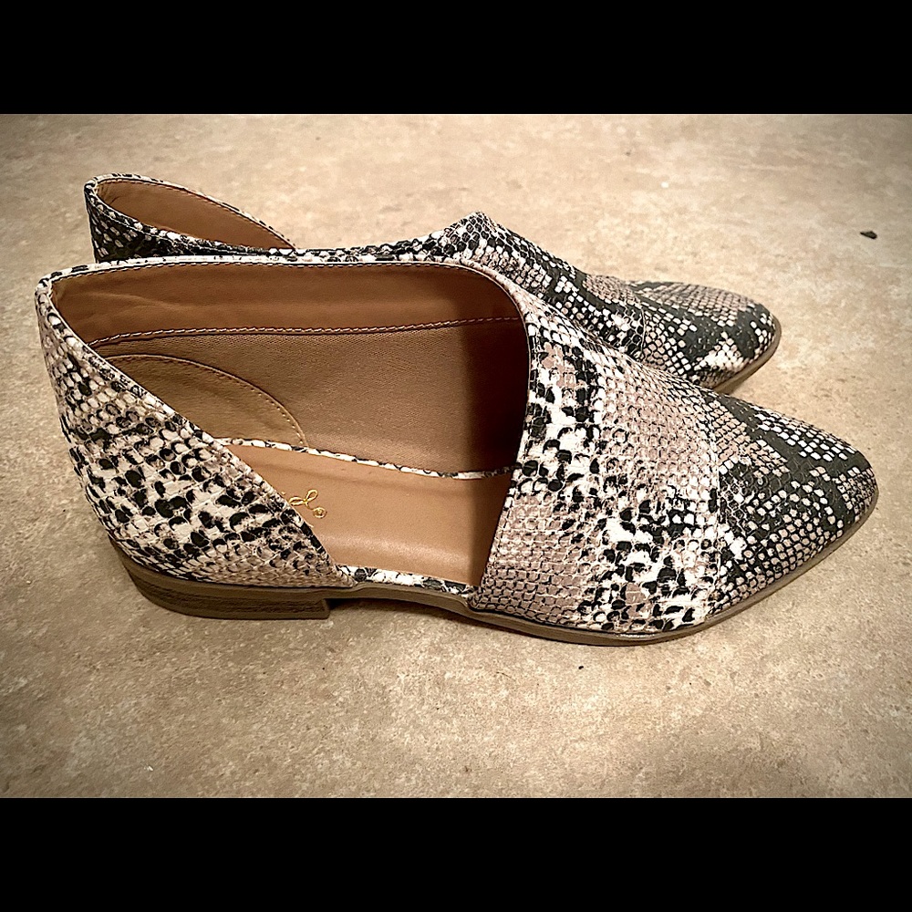 (NEW) Qupid Snakeskin Tuxedo Flats